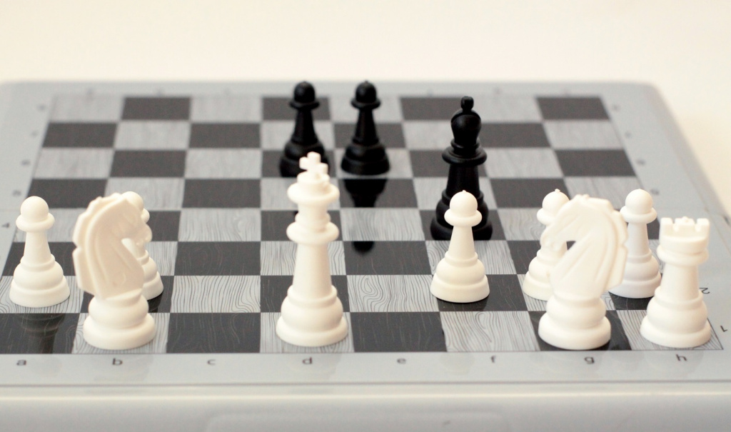 Шахматы в серой пластиковой коробке (малые) (арт. 03887)